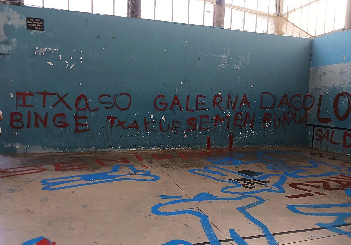 Una de las pintadas aparecidas el sábado en el frontón de Igeldo.