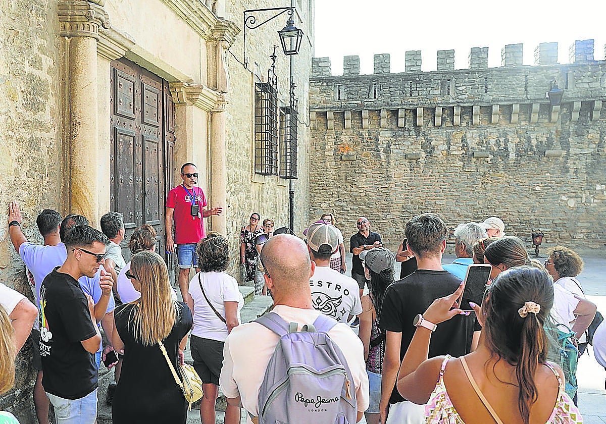 Grupo de turistas escuchando a un guía turistico.