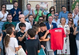 Amigos de Mateo muestran una camiseta con su nombre durante el minuto de silencio que se guardó en Mocejón.