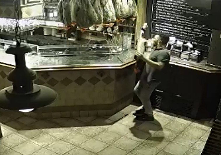 Momento del robo en el bar Gandarias de San Sebastián.