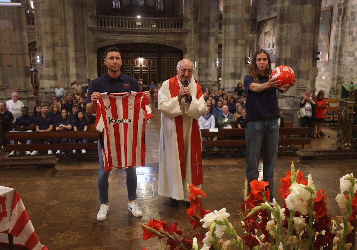 Imagen principal - Arriba, los capitanes De Marcos y Oguiza durante la ofrenda a la Virgen de Begoña. A la izquierda, el 'Chopo' Iribar saluda a pequeños aficionados del Athletic. A la derecha, el presidente Jon Uriarte durante su discurso junto al cura José Luis Atxotegi.