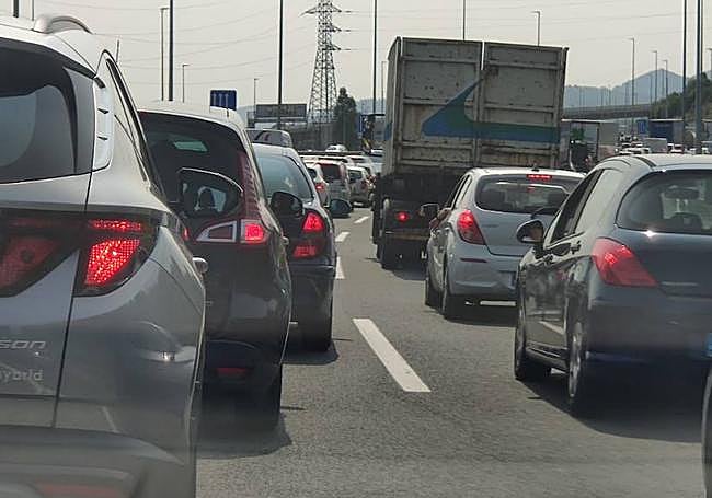 Colas en la A-8 a la altura de Max Center