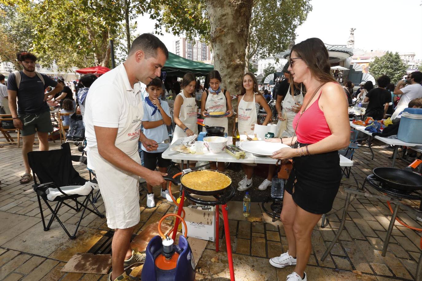 Concurso de tortillas en el Arenal durante la Aste Nagusia 2024.