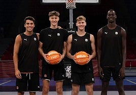 Los cuato canteranos posan en el Buesa Arena.