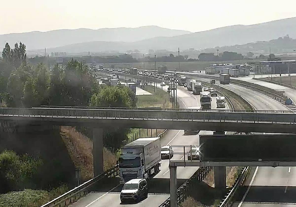 Retenciones en la A-1 a su paso por Vitoria.