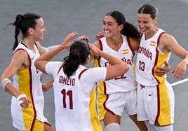 La selección de 3x3 festeja la victoria ante Estados Unidos en las semifinal de los Juegos Olímpicos.