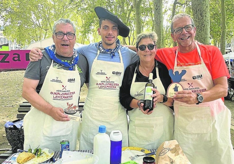 Los ganadores posan con el primer y noveno premios.