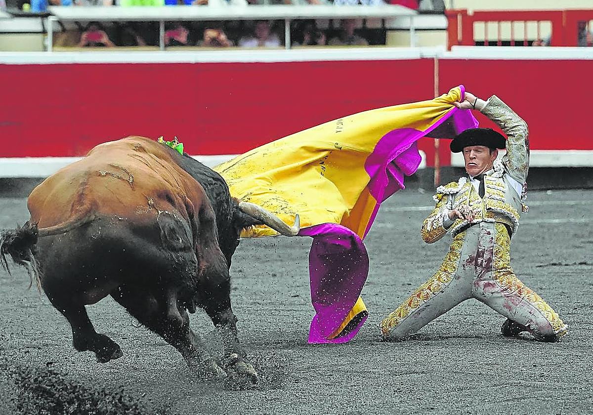 Borja Jiménez, héroe de la jornada, recibió a sus tres toros a porta gayola.