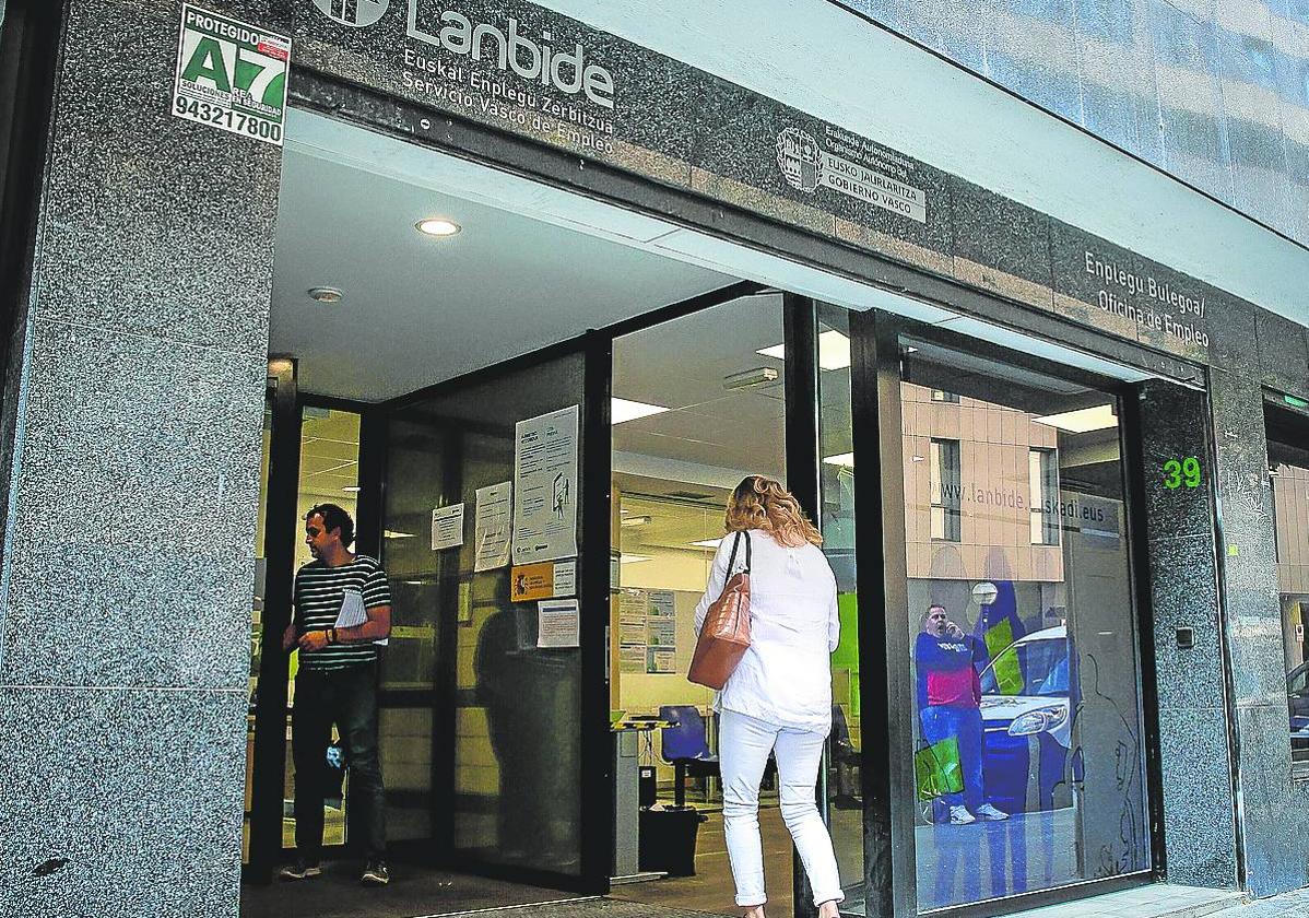 Oficina del Servicio Público de Empleo, Lanbide, en Bilbao.