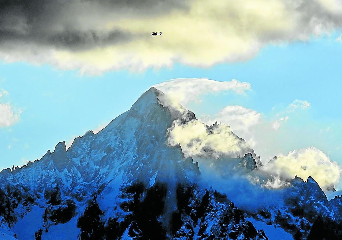 Un desprendimiento de un espolón rocoso provocó que la cuerda que le sujetaba se desprendiese