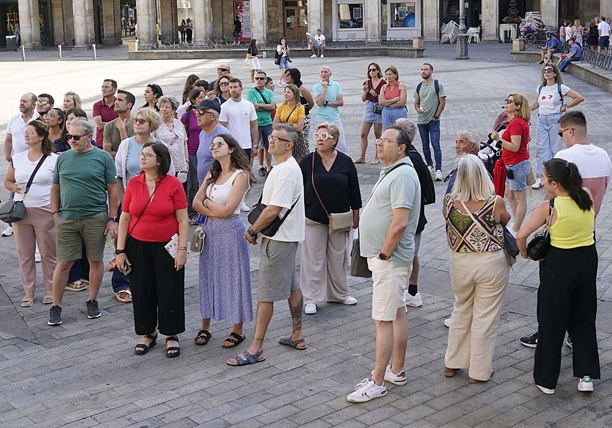 Un grupo de turistas en la plaza de España.
