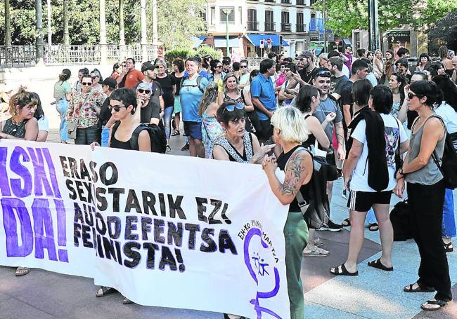 Concentración contra la agresión en San Sebastián.