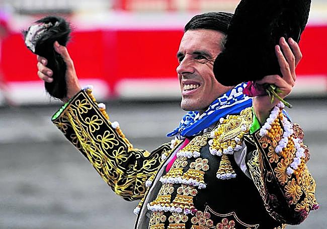 Emilio de Justo agradece el trofeo.