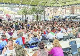 La comida de cuadrillas ha llenado la plaza Aldai con casi 700 personas, más que nunca.