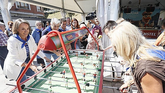 Gamarra critica el «expolio» del 'concierto' catalán en su visita a la txosna del PP en Bilbao