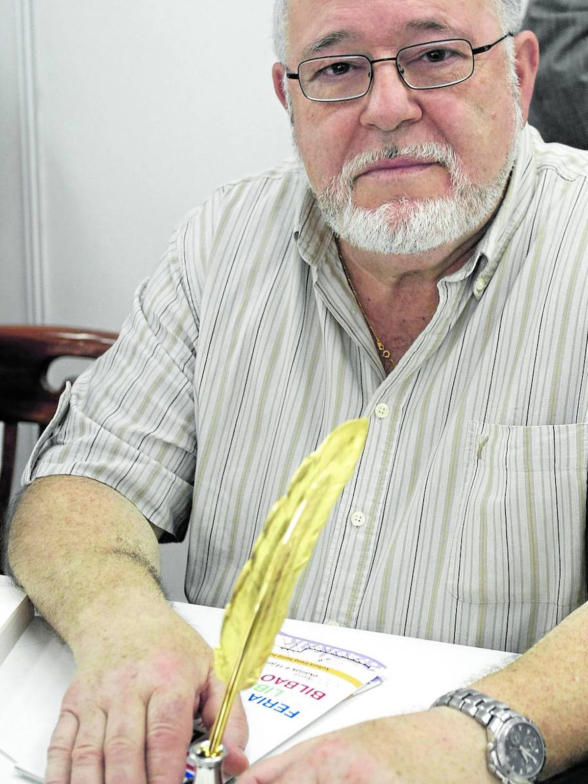 Pablo González de Langarika, con la Pluma de Oro de la Feria del Libro de Bilbao en 2009.