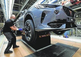 Montaje de un Seat Cupra en las instalaciones que la compañía tiene en Barcelona.