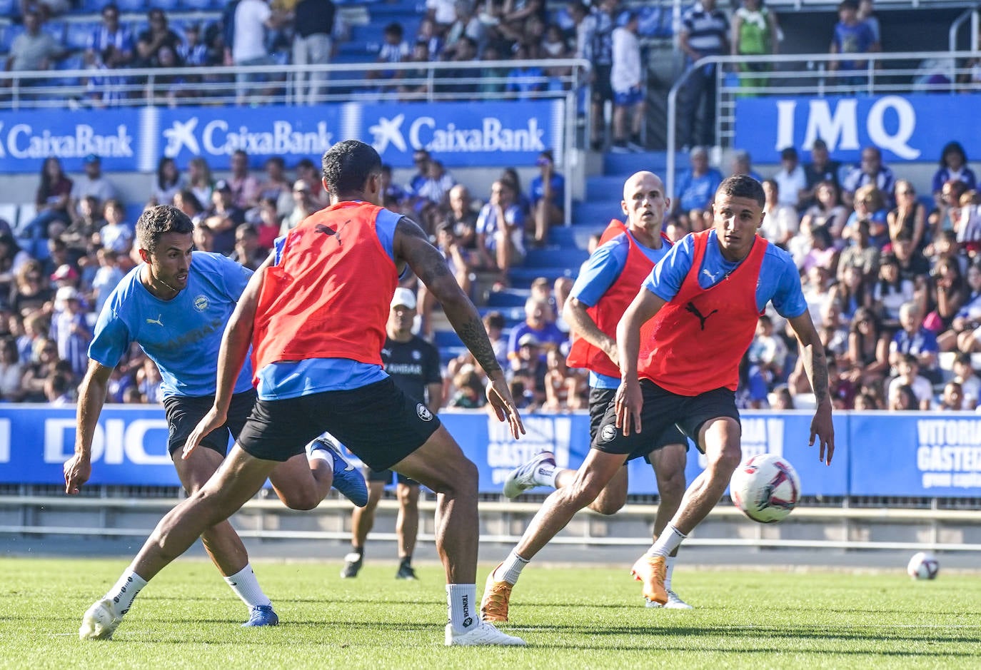 La afición albiazul responde con nota en un entrenamiento a puerta abierta en Mendizorroza