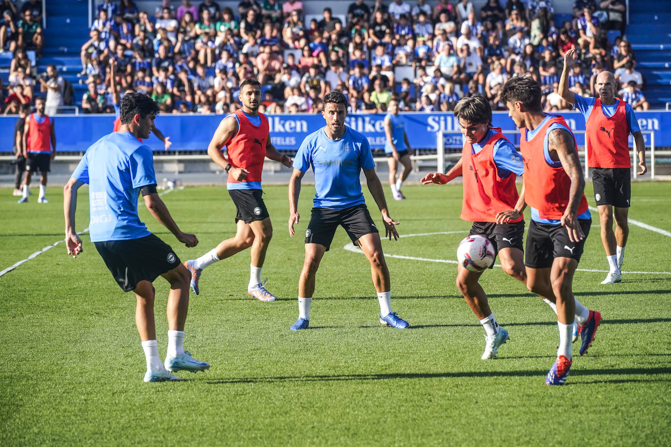 La afición albiazul responde con nota en un entrenamiento a puerta abierta en Mendizorroza