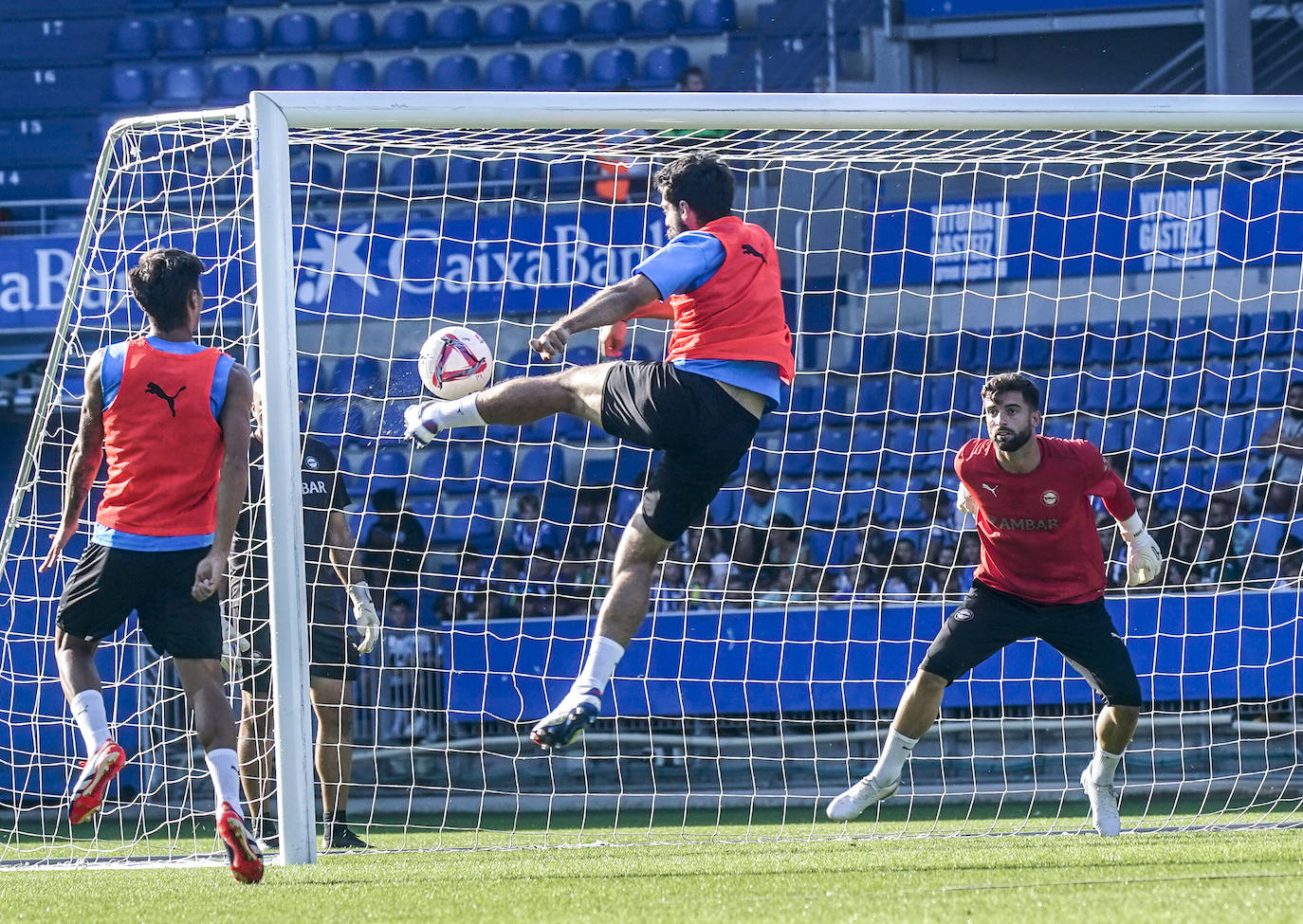 La afición albiazul responde con nota en un entrenamiento a puerta abierta en Mendizorroza