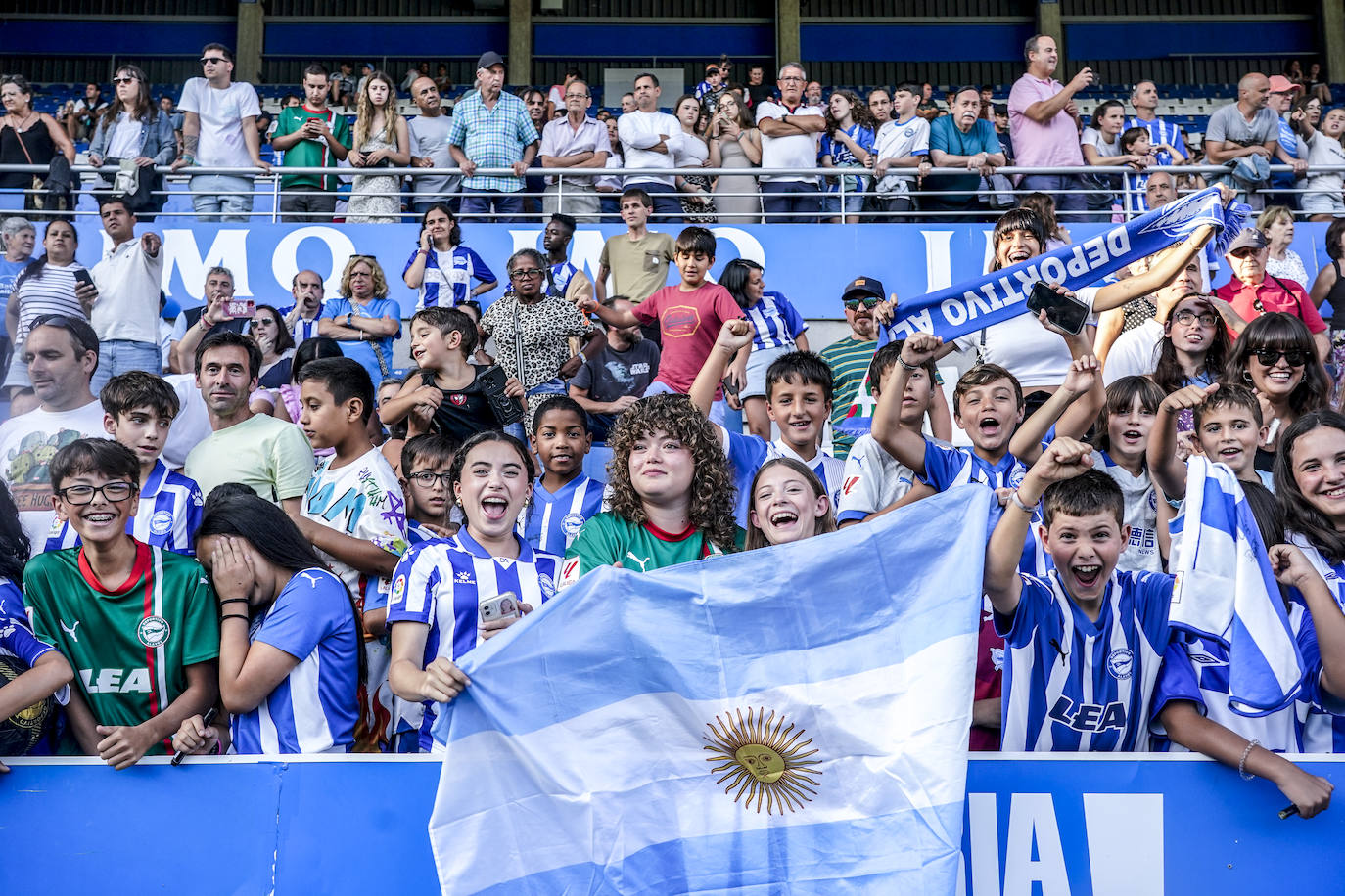 La afición albiazul responde con nota en un entrenamiento a puerta abierta en Mendizorroza