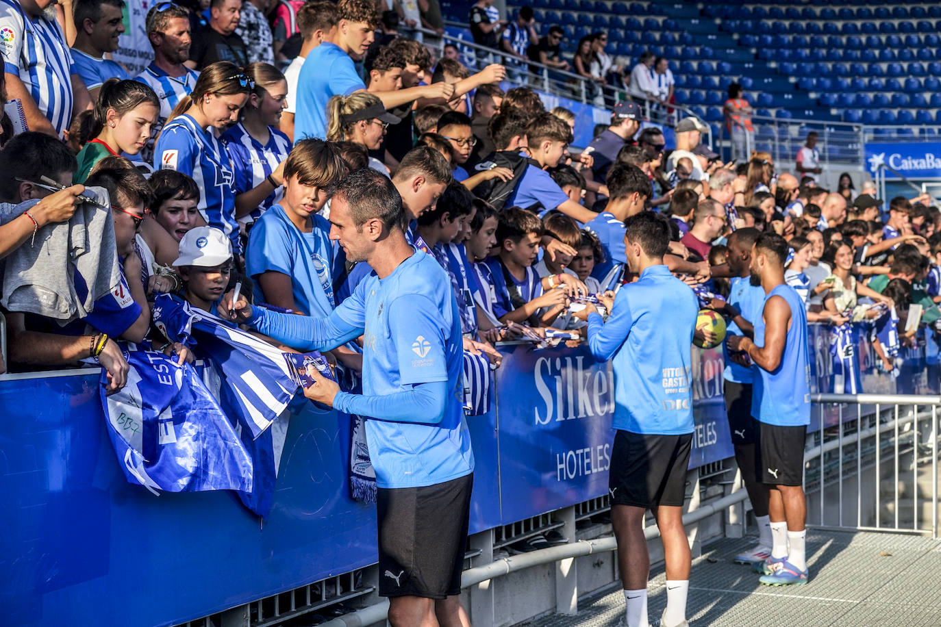 La afición albiazul responde con nota en un entrenamiento a puerta abierta en Mendizorroza