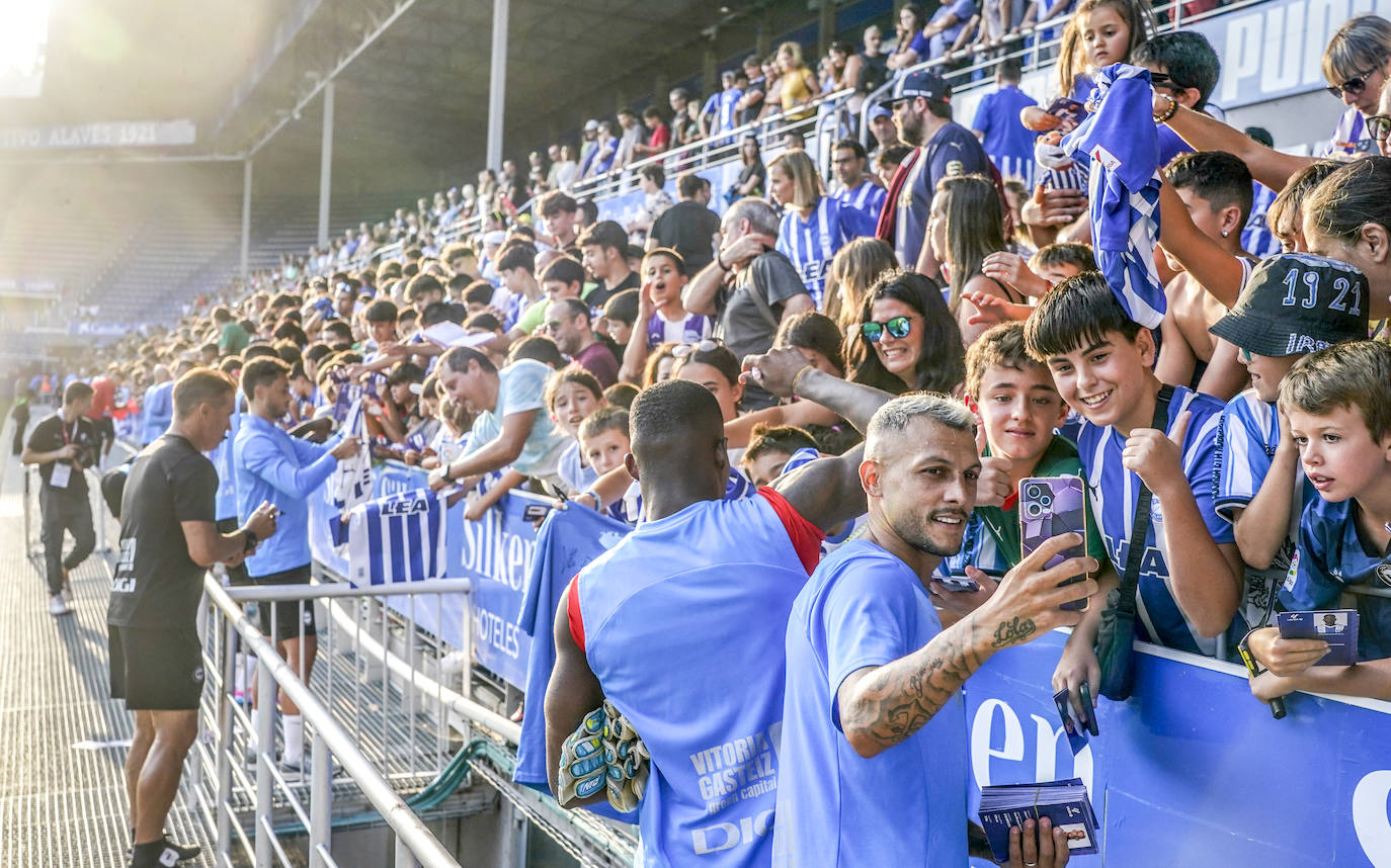 La afición albiazul responde con nota en un entrenamiento a puerta abierta en Mendizorroza