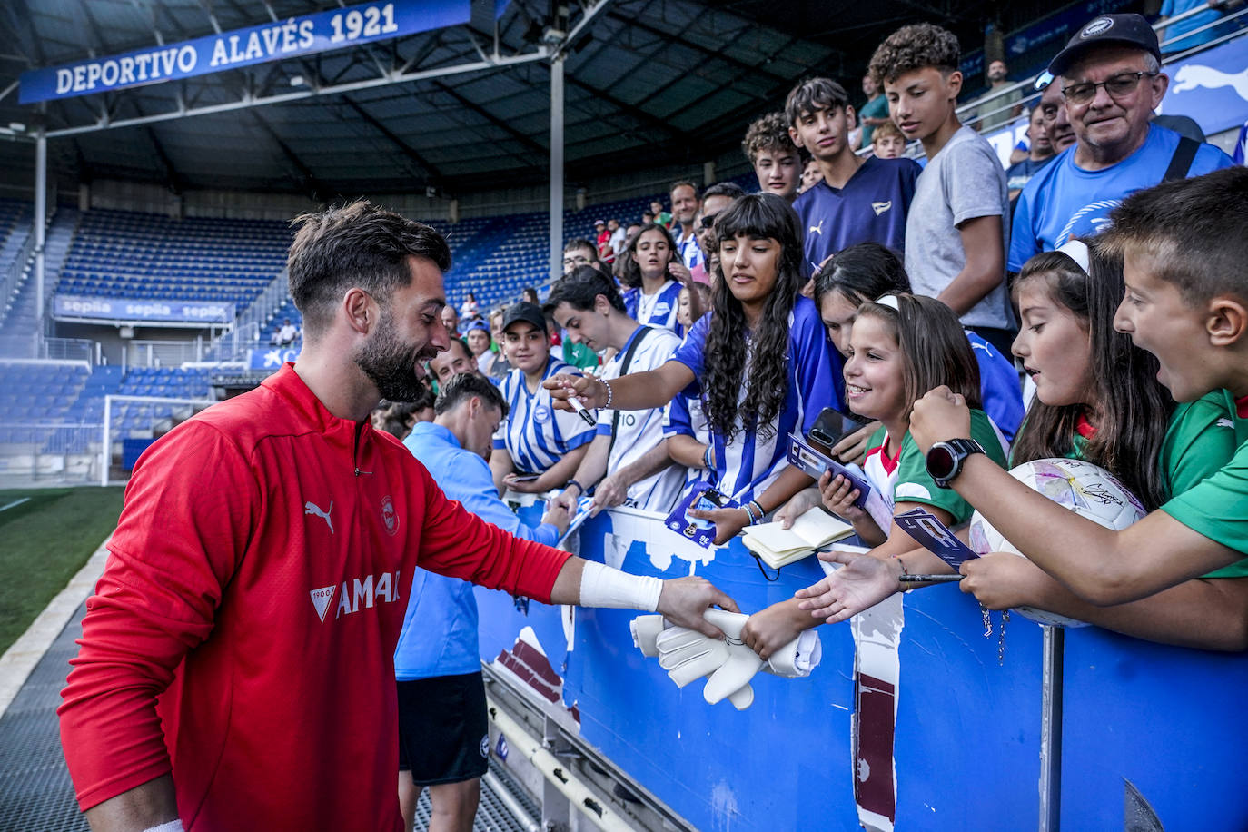 La afición albiazul responde con nota en un entrenamiento a puerta abierta en Mendizorroza