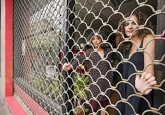 Las propietarias del estudio fotográfico de la calle Palencia, Nahikari Mora y Sara Vizcaíno.