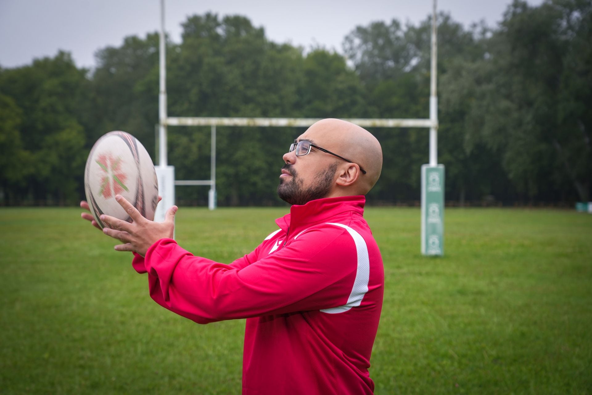 Pablo Arévalo sostiene un balón de rugby en el campo de Gamarra, donde disputará los partidos como local.