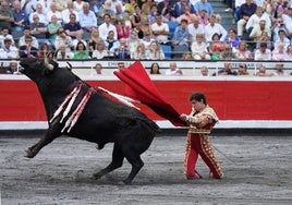 Roca Rey abrió en su último toro de la tarde con una de las joyas de su repertorio: de largo y de rodillas.