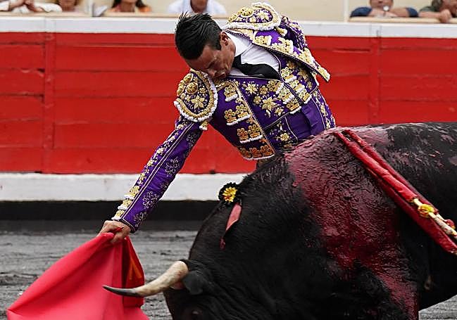 Derechazo de Manzanares a su segundo.