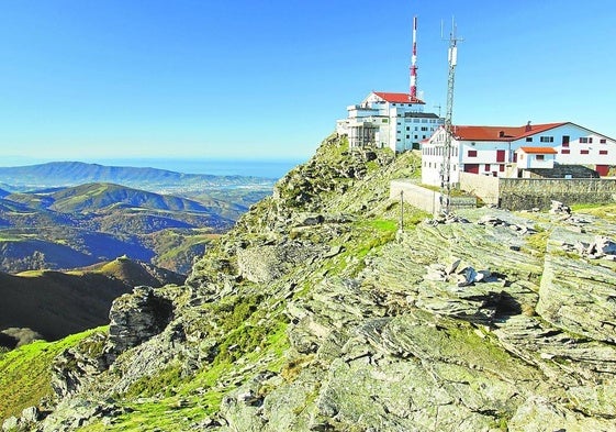 Con sus 905 metros de altitud, Larrun es la primera cumbre destacada del Pirineo entrando desde el Cantábrico.