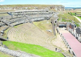 El teatro es el edificio mejor conservado de la colonia, con el graderío tallado sobre la roca de la ladera.