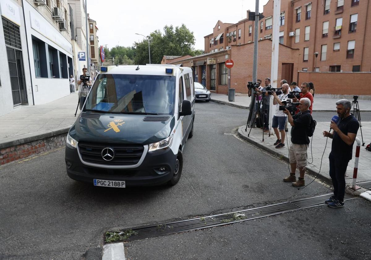 Una furgoneta de la Guardia Civil llega a la cárcel de Ocaña.