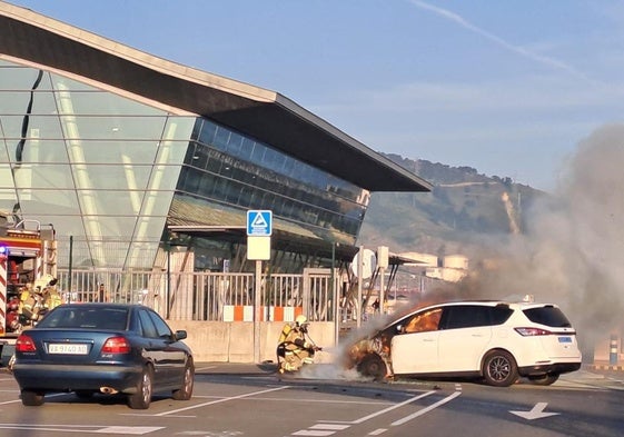 Se incendia un taxi con una mujer dentro en la terminal de cruceros de Getxo