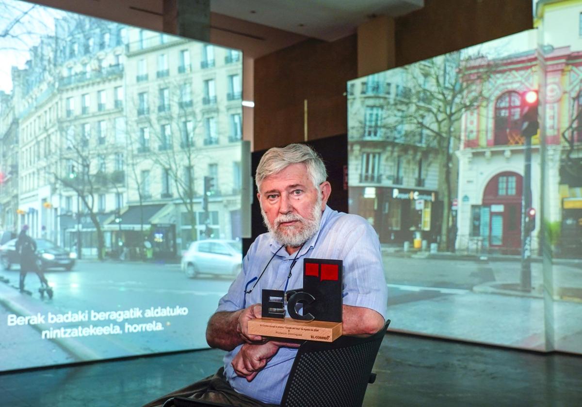 Florencio Domínguez con el premio Alavés del Mes frente a una de las pantallas de la exposición del Memorial.