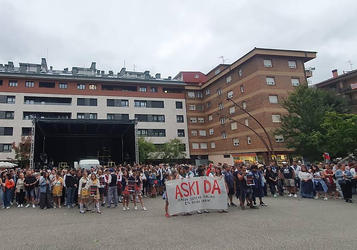La concentración ha llenado la palza Alberto Acero en plenas fiestas.