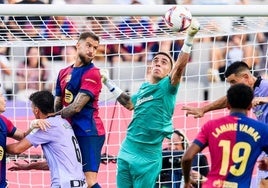 Padilla despeja un balón en el área rojiblanca.