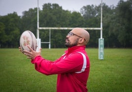 Pablo Arévalo sostiene un balón de rugby en el campo de Gamarra, donde disputará los partidos como local.