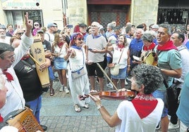 El día grande de Aste Nagusia se vivió de forma diferente en el centro y el recinto festivo, pero en ambos sitios hubo gran presencia de turistas.