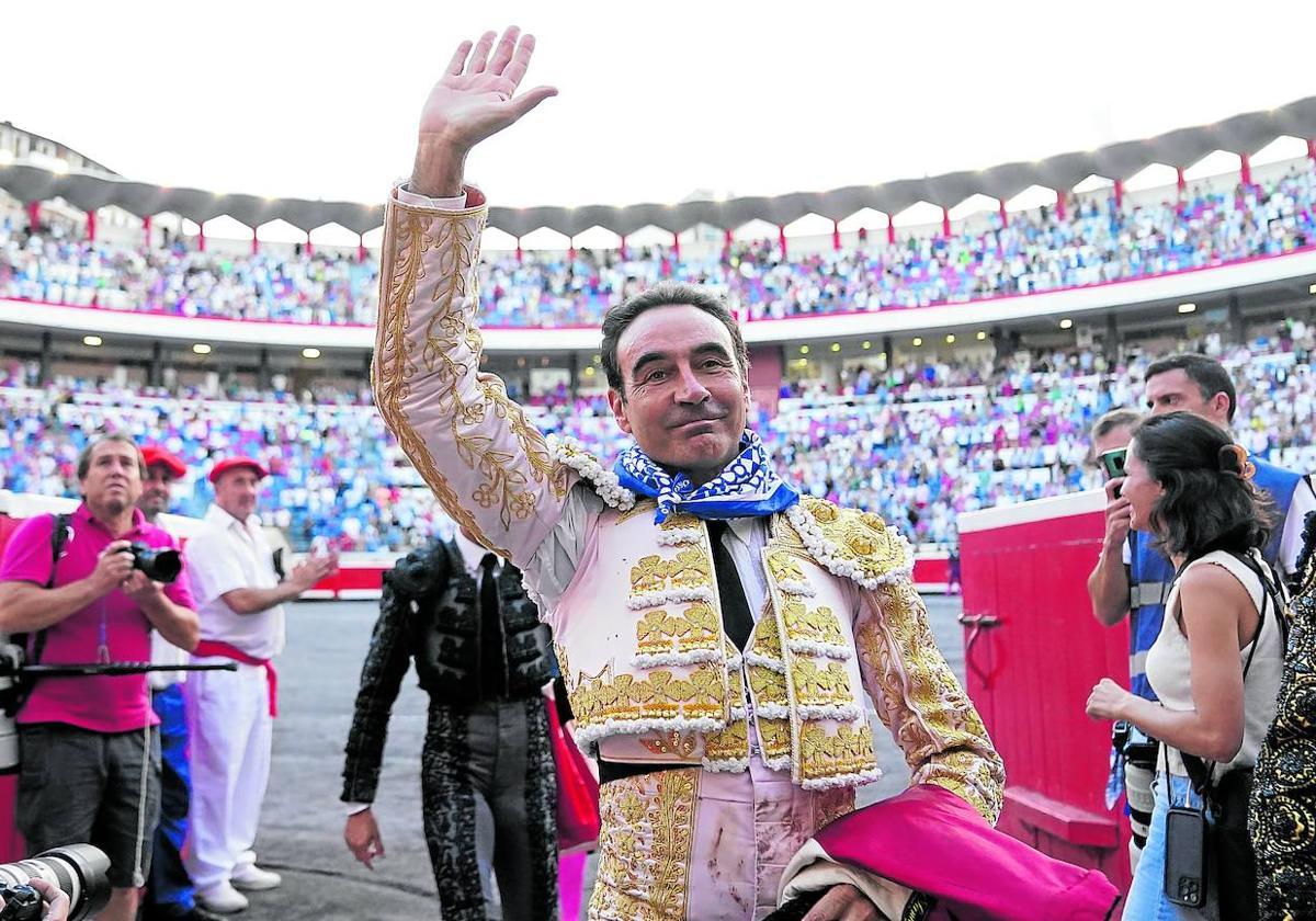 Enrique Ponce saluda, emocionado, al público de Vista Alegre, una de las plazas que más y mejor han definido su carrera.