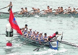 Urdaibai realiza la ciaboga por delante de Zierbena en una de las regatas ligueras disputadas este verano.