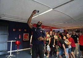 Hall se hace un 'selfie' con los aficionados del Baskonia presentes en su puesta de largo.