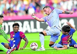 Momento en el que Cubarsí cae encima de Berenguer y comente penalti, que no vio Gil Manzano pero sí el VAR.