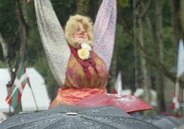 Llega el viento y la lluvia a Bilbao en la última noche de la Aste Nagusia