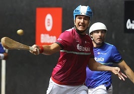 Maldonado empala con la derecha ante la mirada de sus rivales.