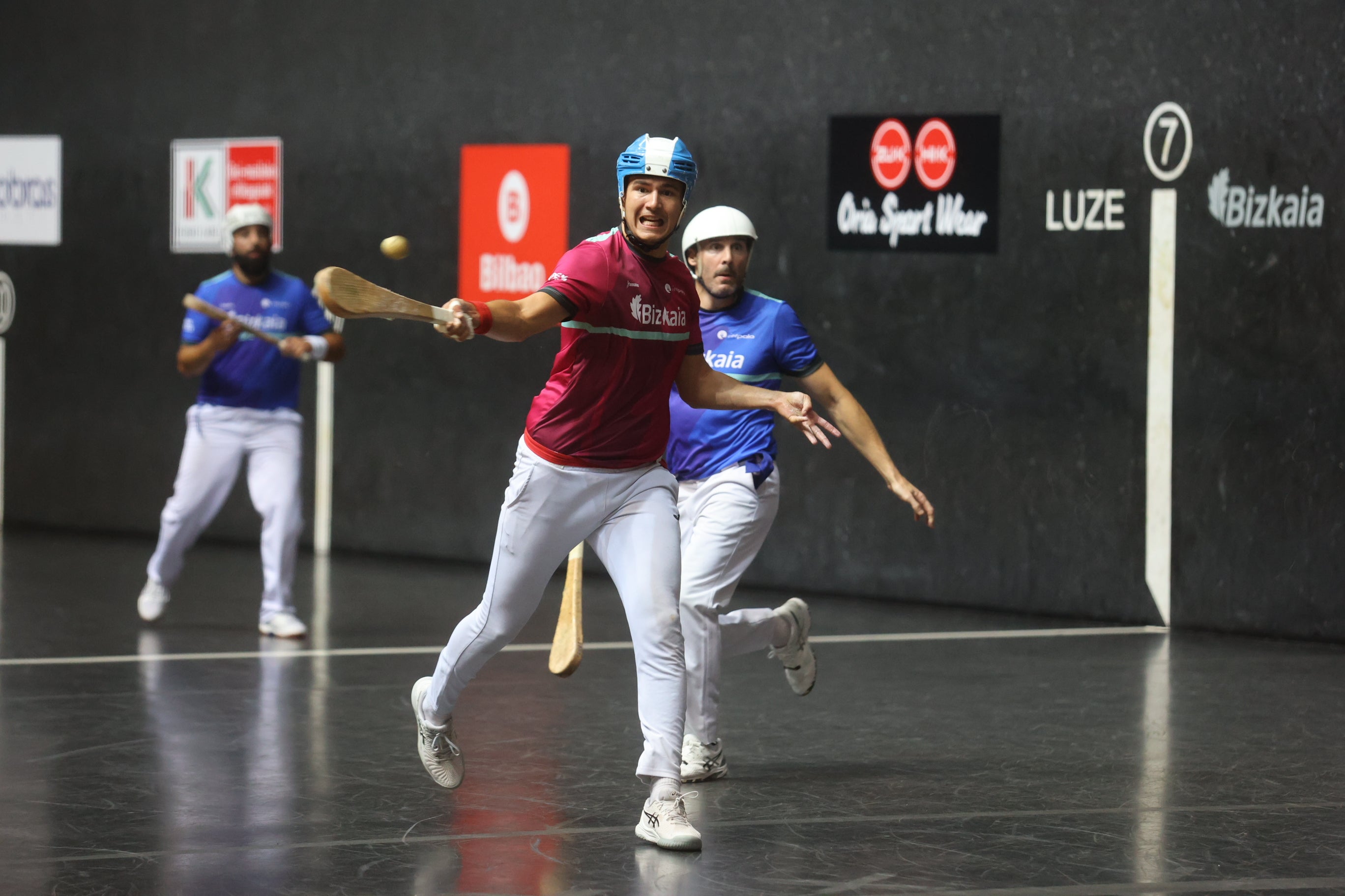Maldonado empala con la derecha ante la mirada de sus rivales.