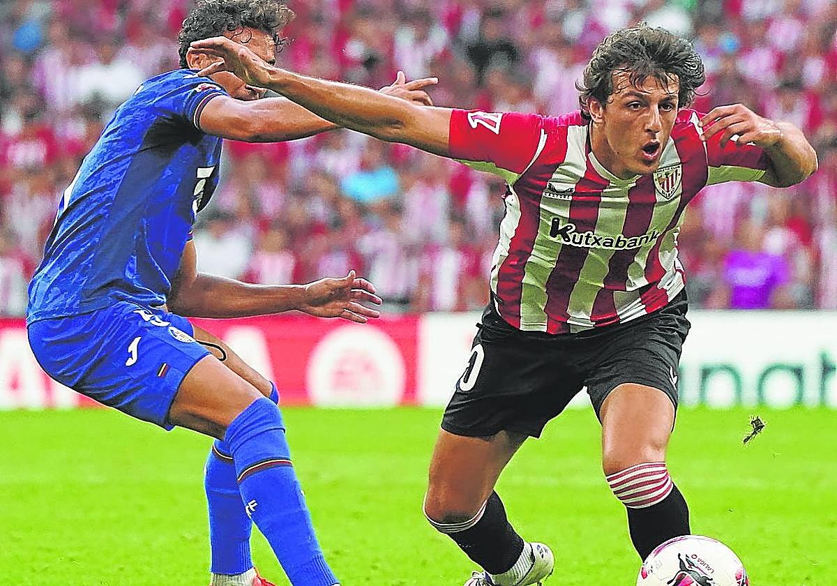 Unai Gómez trata de marcharse de un rival del Getafe en San Mamés.