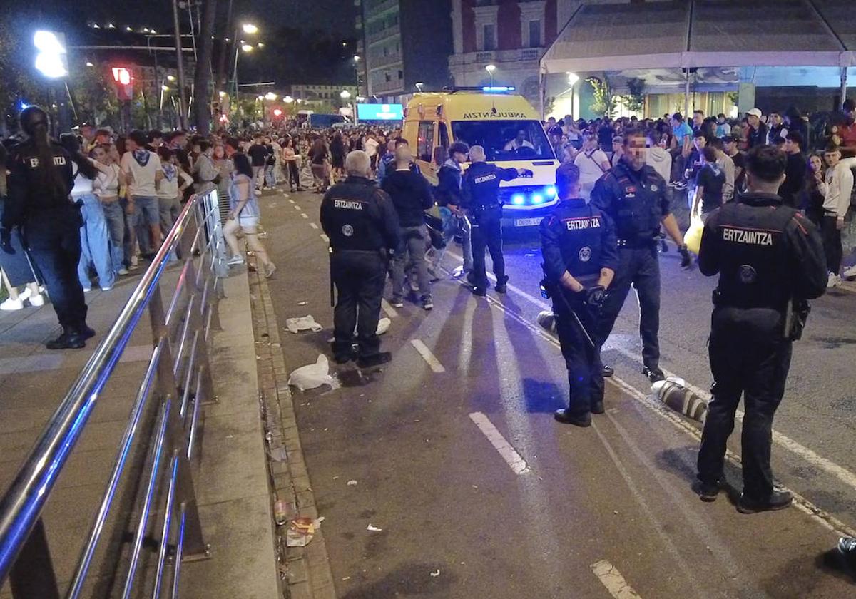 Ertzainas atienden a la víctima de una agresión en la plaza Pío Baroja de Bilbao, en la sexta noche de esta Aste Nagusia.